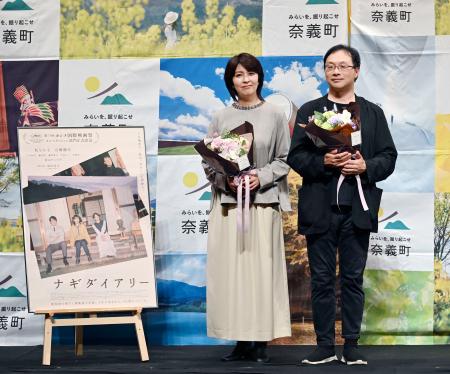 　舞台あいさつに登壇し、記念撮影に応じる松たか子さん（左）と深田晃司監督＝１９日午後、岡山県奈義町