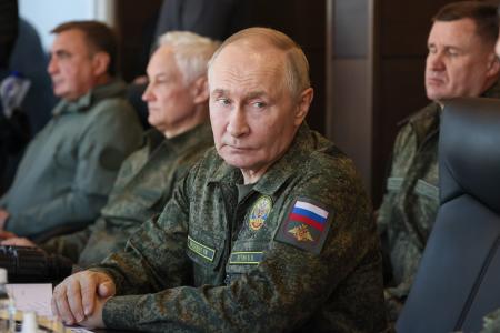 　１６日、ロシア西部ニジェゴロド州の演習場でロシアとベラルーシの合同軍事演習を視察したプーチン大統領（ロシア大統領府提供・タス＝共同）