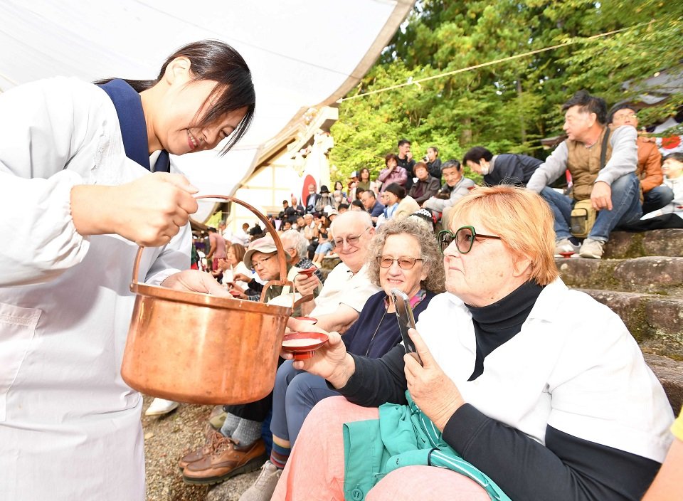 どぶろくを味わう観光客ら＝大野郡白川村荻町、白川八幡神社