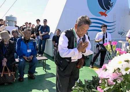 　「洋上慰霊」の慰霊式で手を合わせる元島民＝２０日午後、北海道羅臼町沖（代表撮影）