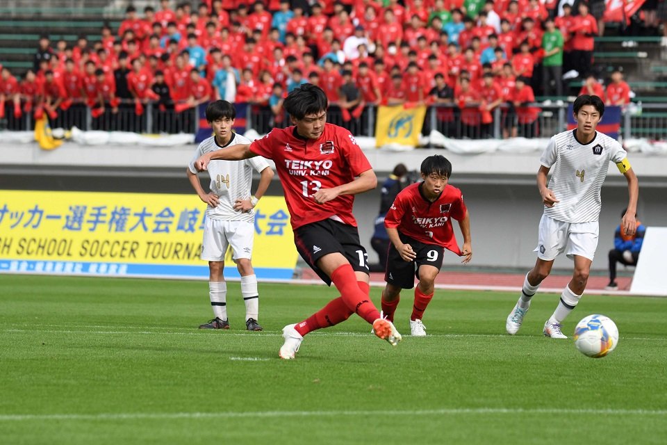帝京大可児×美濃加茂＝前半、ＰＫを決める帝京大可児の高田＝長良川競技場