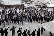 県議選に出馬した候補の出陣式でガンバロー三唱で気勢を上げる支持者ら＝３１日午前９時３０分、岐阜県大垣市内（画像の一部を加工しています）
