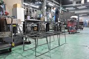 パーツを溶接し、組み立てた家具の骨組み=関市旭ヶ丘