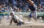 　日大三―県岐阜商　８回表日大三１死一、二塁、近藤の中前打で二走田中諒が同点の生還。捕手小鎗＝甲子園