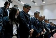 　新潟水俣病の公式確認から６０年となり、新潟市で開かれた式典で黙とうする出席者＝３１日午後