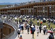 　開幕から３カ月となり、大屋根リングを散策する大勢の来場者＝１３日午前、大阪市此花区の夢洲