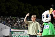 古巣・ＦＣ岐阜のホーム戦に来場し、観客に手を振る古橋亨梧＝岐阜市長良福光、長良川競技場