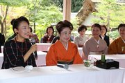 ２０１６年１０月、来場者と茶会を楽しむ中村玉緒さん（中央）＝美濃加茂市山之上町、日本昭和村