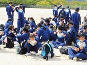 遠足から学校に戻り、豚汁を食べる生徒＝同市長島町、恵那西中学校