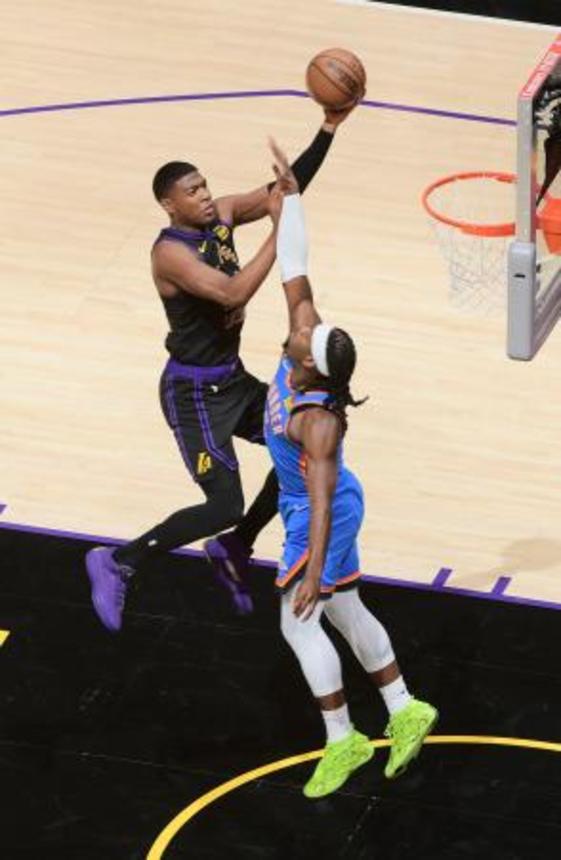 　サンダーとの西カンファレンス準決勝第４戦で攻めこむレーカーズの八村（左）＝ロサンゼルス（ＮＢＡＥ・ゲッティ＝共同）
