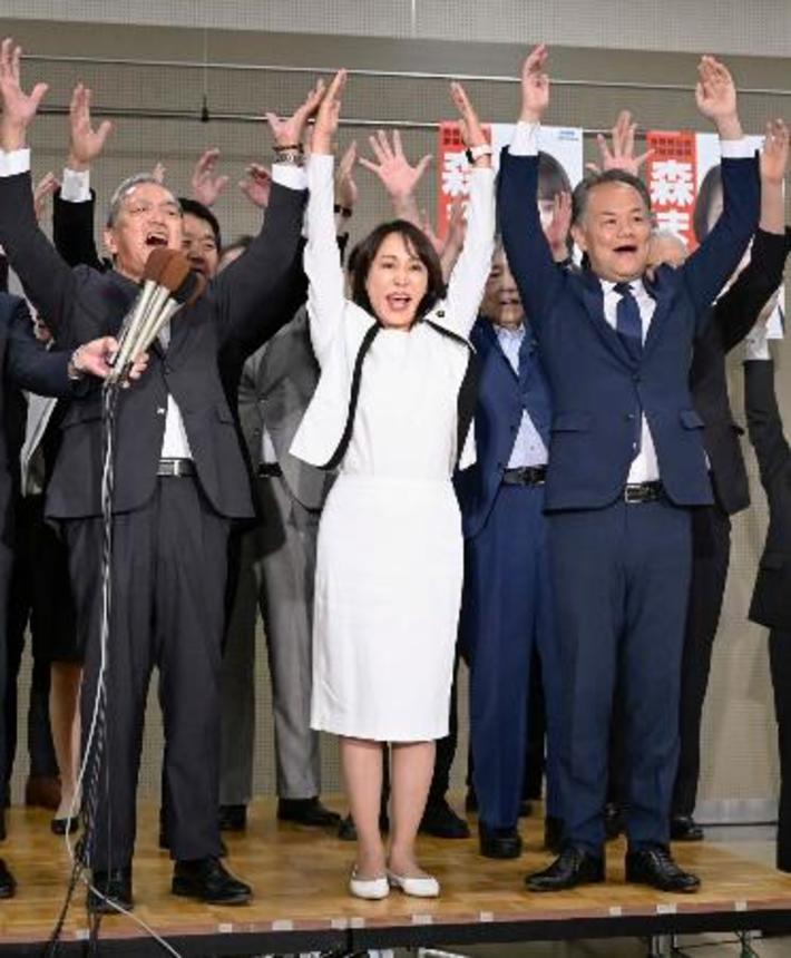 　福島選挙区で当選を決め、万歳する自民党の森雅子氏（前列中央）＝２０日深夜、福島市