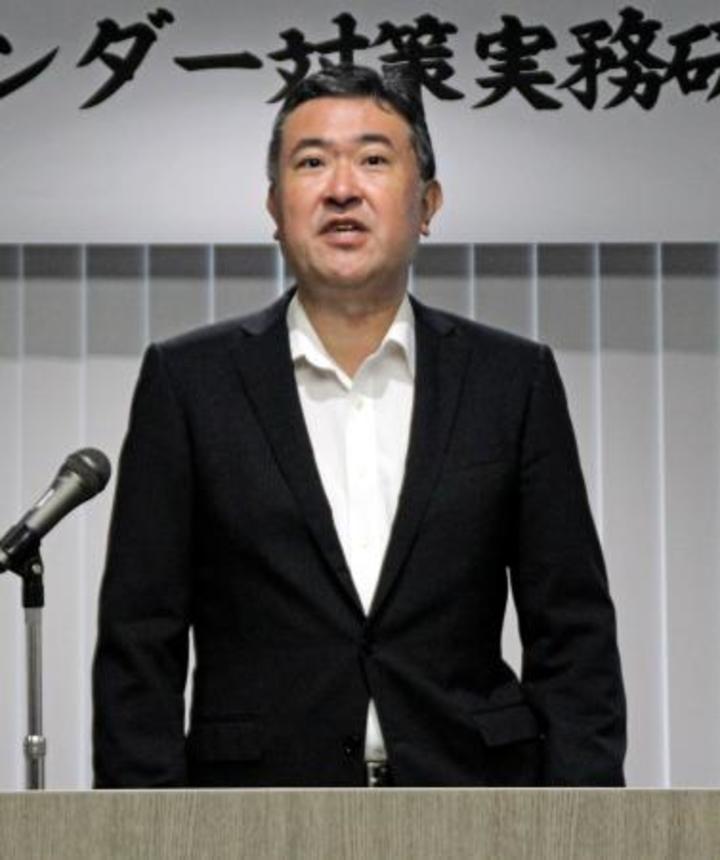 　ローンオフェンダー対策の実務研修開始式で訓示する警視庁の若田英公安部長＝７日午前、同庁本部