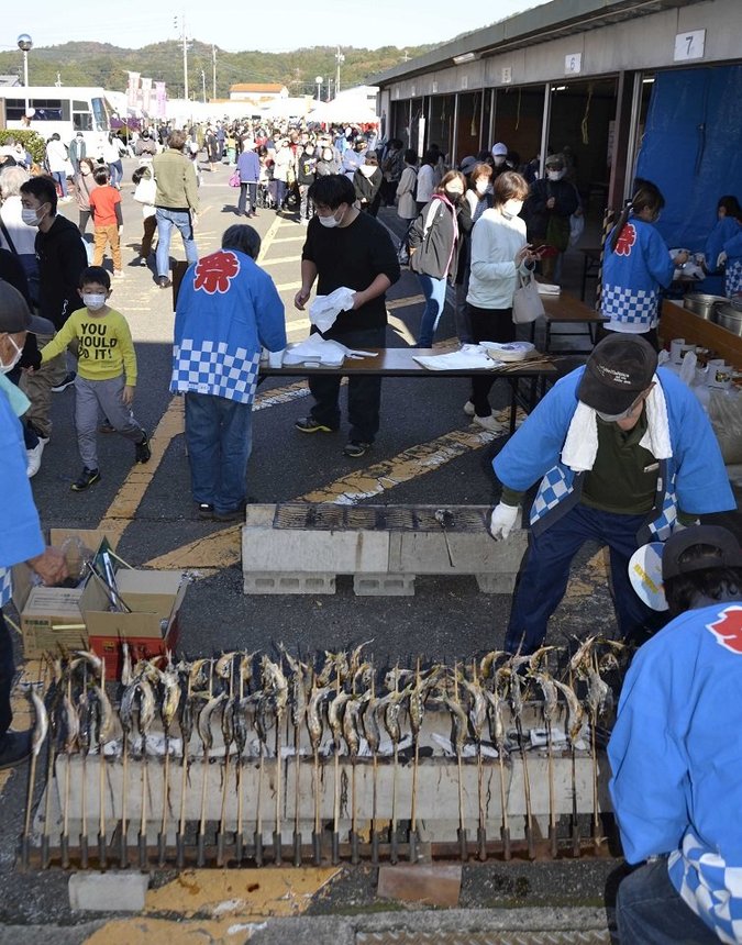 津保川産天然鮎の塩焼きなど秋の恵みが振る舞われた「とみか町民まつり」＝加茂郡富加町、町役場駐車場