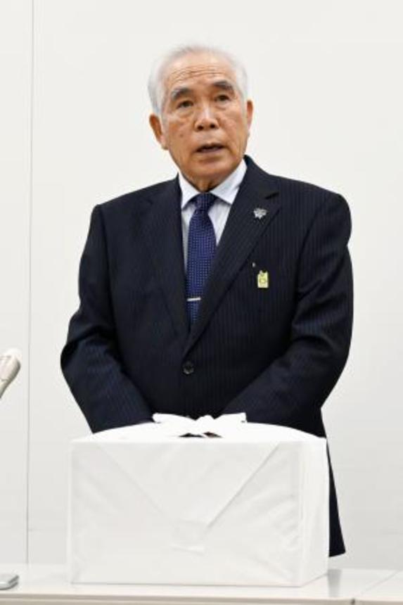 　返還された遺骨を前に、報道陣の取材に応じる北海道アイヌ協会の大川勝理事長＝８日午前、北海道・新千歳空港