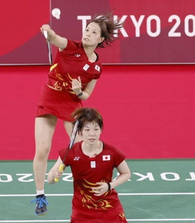女子ダブルス１次リーグ　英国ペアと対戦する福島由紀（上）、広田彩花組＝武蔵野の森総合スポーツプラザ