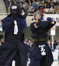 　決勝で大嶋友莉亜（左）を攻める高橋萌子＝日本武道館