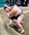 　延原（右）が浴びせ倒しで炎鵬を破る＝両国国技館