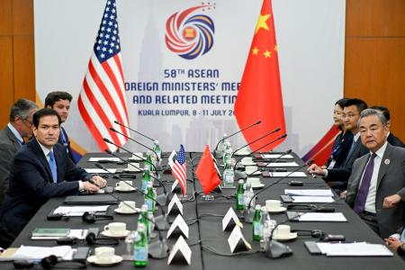 　１１日、マレーシアのクアラルンプールで会談するルビオ米国務長官（左手前）と中国の王毅外相（右手前）（ロイター＝共同）