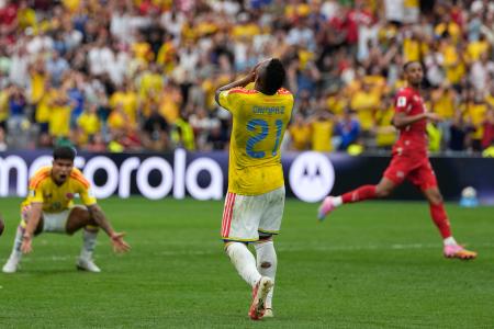 　７日、スイスとの準々決勝でシュートを外し、顔を覆うコロンビアのＭＦカンパス＝バンクーバー（ＡＰ＝共同）