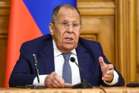 　２０日、モスクワでヨルダン外相との共同記者会見で話すロシアのラブロフ外相（タス＝共同）