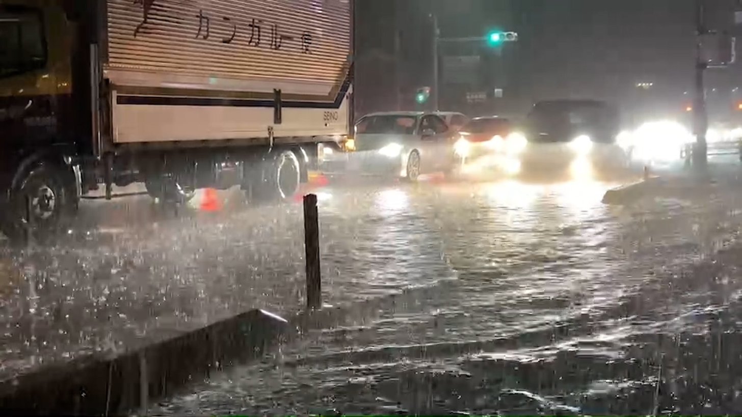 大雨で冠水した道路＝25日午後7時40分、各務原市鵜沼川崎町