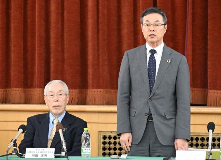 　記者会見に臨むユニチカの藤井実社長。左はセーレンの川田達男会長＝２０日午後、大阪市中央区
