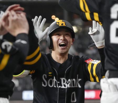 　６回、プロ初本塁打となる勝ち越しソロを放ち、ナインに迎えられるソフトバンク・川瀬＝エスコンフィールド