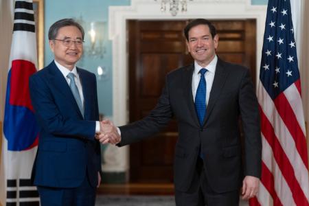 　ワシントンで握手を交わすルビオ米国務長官（右）と韓国の趙顕外相＝７月３１日（ＡＰ＝共同）