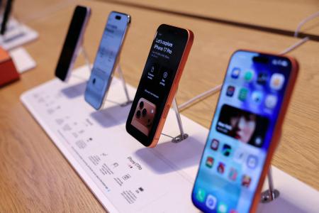 　米アップルのスマートフォン「ｉＰｈｏｎｅ（アイフォーン）１７」シリーズ＝２０２５年９月、ニューヨーク（ロイター＝共同）