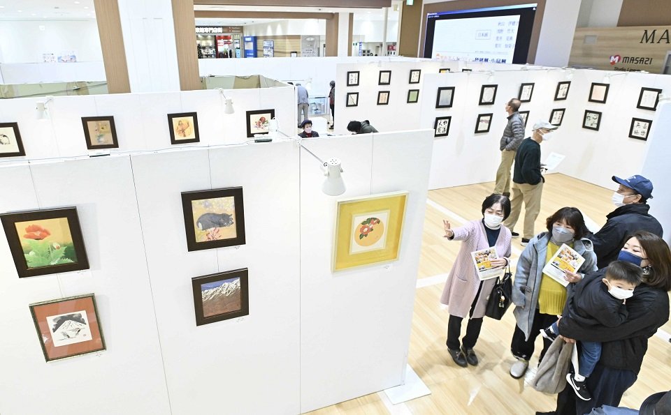 郷土の著名作家の作品が並ぶ県有名人チャリティー色紙展・小品展＝岐阜市正木中、マーサ２１