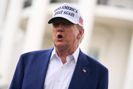 　ホワイトハウスで報道陣の取材に応じるトランプ米大統領＝１８日、ワシントン（ＡＰ＝共同）