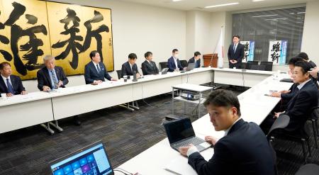 　国会内で開かれた日本維新の会の政調役員会＝１０日午後