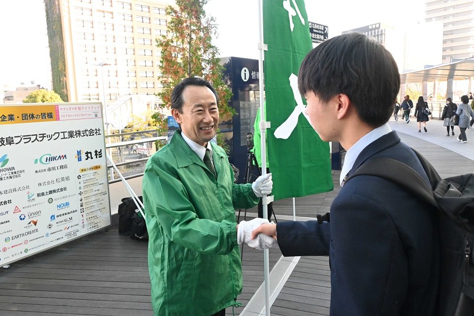 通行人と握手する江崎禎英氏＝３日午前、岐阜市内