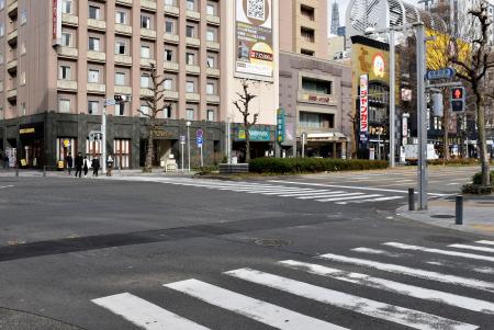 　横断歩道を歩いていた男女がひかれる事故があった交差点＝４日午後、名古屋市中区錦