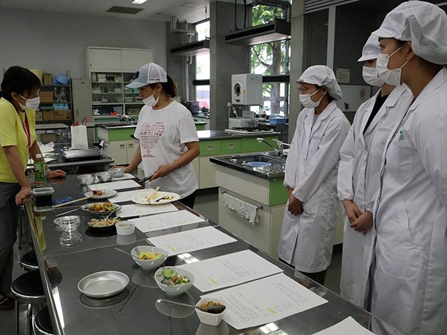 県産食材を使ったランチを考案した学生＝岐阜市一日市場北町、市立女子短期大
