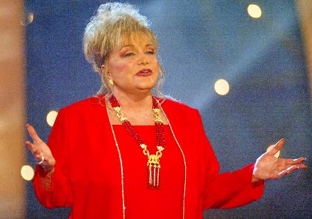 　ドイツのテレビ番組でリハーサルするコニー・フランシスさん＝２００４年６月（ＡＰ＝共同）
