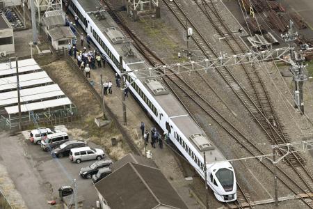 　東武日光線新鹿沼駅の構内で作業員４人をはね、停車した特急列車スペーシアＸ２号＝８月、栃木県鹿沼市