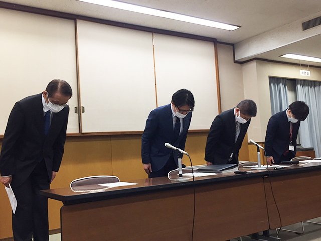 記者会見で謝罪する関係者＝各務原市役所