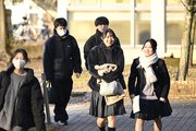 大学入学共通テスト初日、試験会場に向かう受験生たち＝１７日午前７時５６分、岐阜市柳戸、岐阜大（撮影・堀尚人）