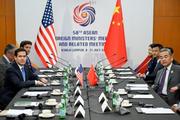 　１１日、マレーシアのクアラルンプールで会談するルビオ米国務長官（左手前）と中国の王毅外相（右手前）（ロイター＝共同）