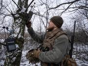 　ウクライナ東部ドネツク州で、ドローンを使って上空を監視するウクライナ軍の兵士＝２０２５年１２月（ウクライナ軍提供・ロイター＝共同）