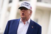 　ホワイトハウスで報道陣の取材に応じるトランプ米大統領＝１８日、ワシントン（ＡＰ＝共同）