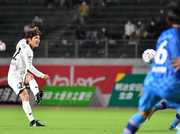 ＦＣ岐阜×ＹＳ横浜＝前半、前線に縦パスを入れるＦＣ岐阜のＭＦ柏木＝長良川競技場