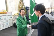 通行人と握手する江崎禎英氏＝３日午前、岐阜市内