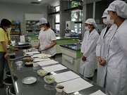 県産食材を使ったランチを考案した学生＝岐阜市一日市場北町、市立女子短期大
