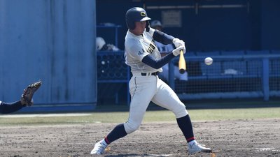 中京×可児＝３回裏中京１死三塁、適時打を放つ桑田＝中津川