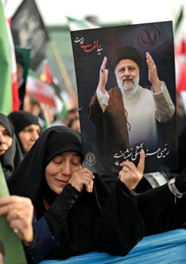 　イランのライシ前大統領の死を悼む女性＝１５日、テヘラン（共同）