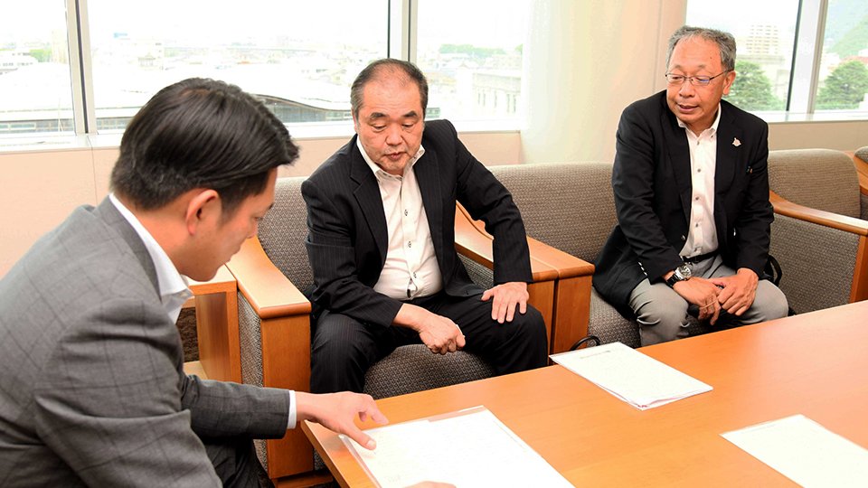 柴橋正直市長に大会への協力を依頼する鈴木健副会長（左から２人目）と鍵谷英一郎専務理事（同３人目）＝岐阜市役所