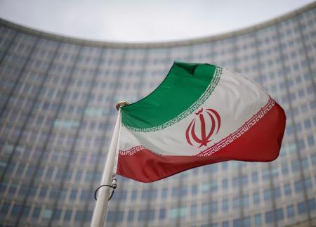 　ＩＡＥＡの本部前に掲げられたイランの国旗＝２０２１年、ウィーン（ＡＰ＝共同）