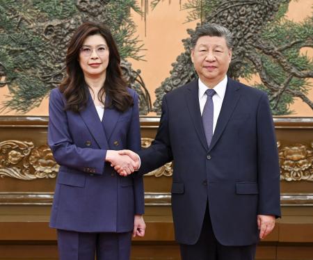 　台湾・国民党の鄭麗文主席（左）と握手する中国共産党の習近平総書記＝１０日、北京の人民大会堂（新華社＝共同）